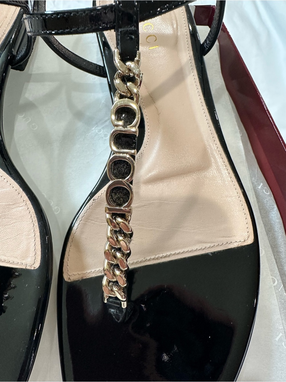 Gucci Black Patent Leather T-Strap Sandals with Gold Chain - Picture 3 of 9